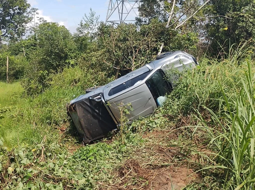 Colisão entre veículos deixa cinco feridos em Itacoatiara; mulher precisou ser retirada das ferragens