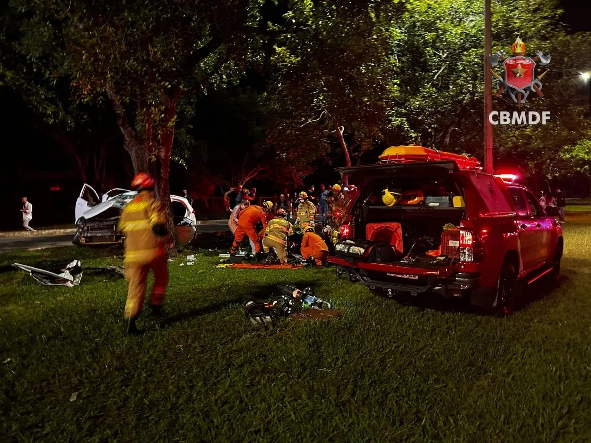 ACIDENTE: após carro colidir contra árvore, um homem morre e outros 4 ficam feridos no DF