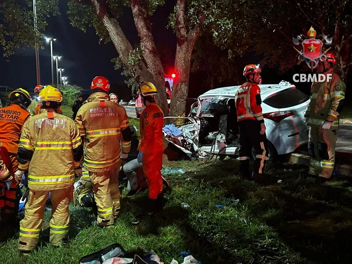 ACIDENTE: após carro colidir contra árvore, um homem morre e outros 4 ficam feridos no DF