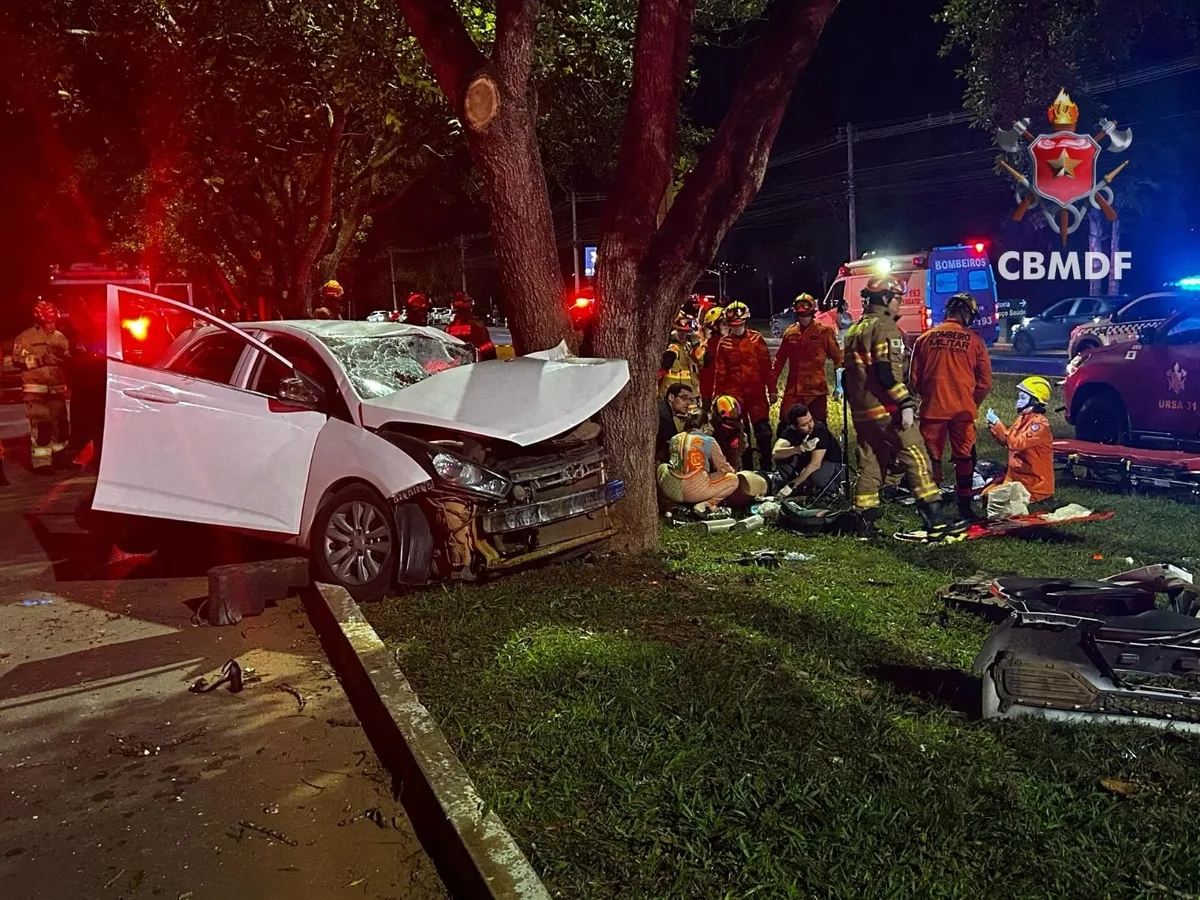 ACIDENTE: após carro colidir contra árvore, um homem morre e outros 4 ficam feridos no DF