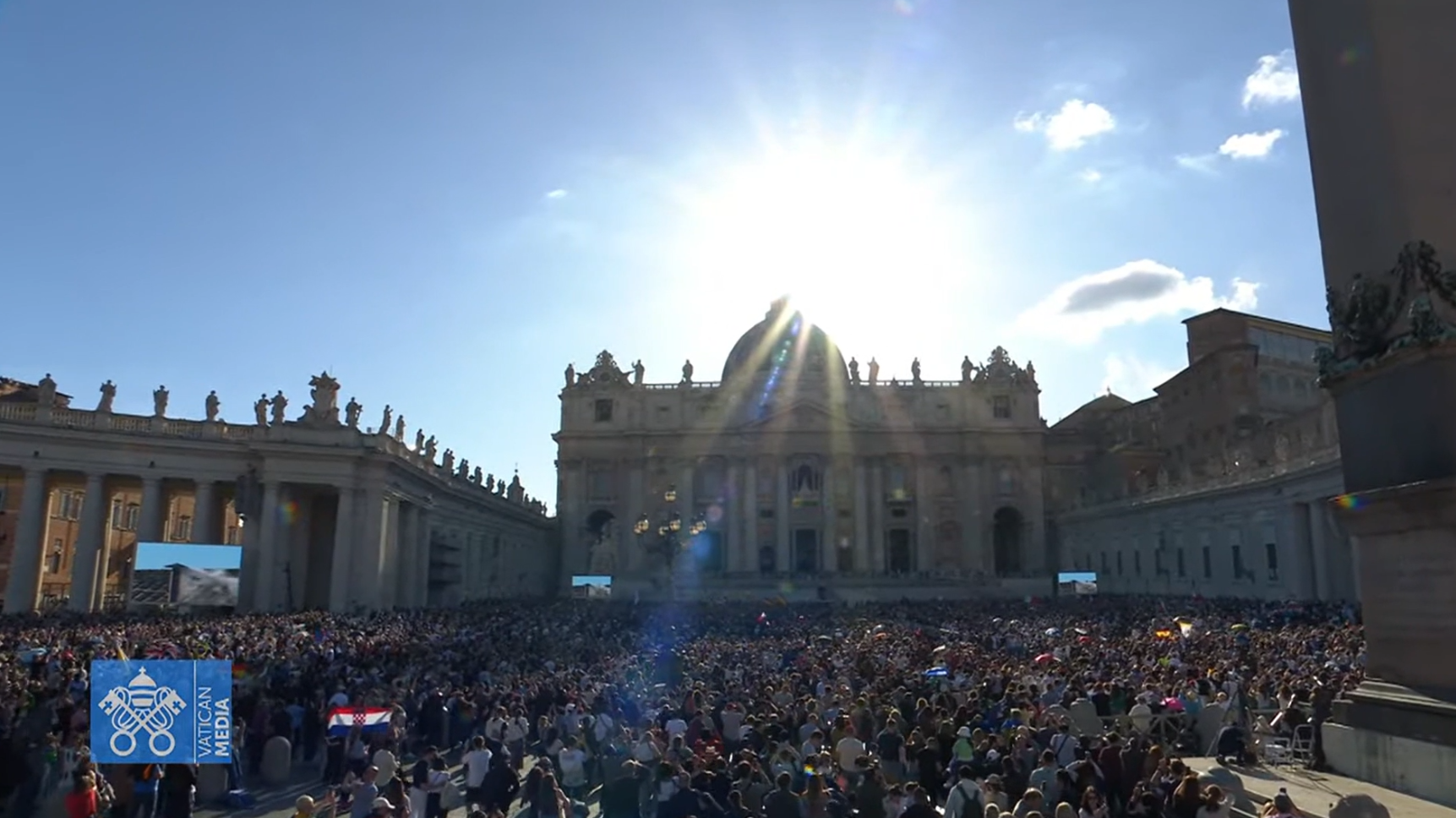 Multidão de fiéis aguardavam ansiosos pelo anúncio - (Foto: Youtube/Vatican News).