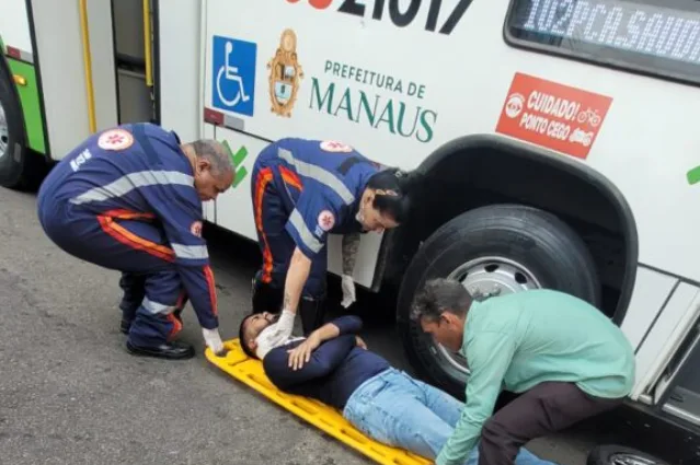 Acidente entre moto e ônibus deixa 2 pessoas feridas em Manaus