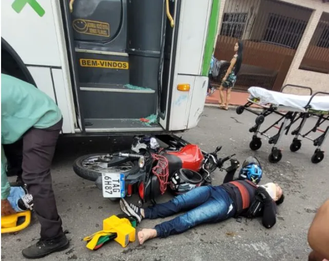 Acidente entre moto e ônibus deixa 2 pessoas feridas em Manaus