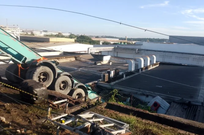 Carreta despenca em telhado da Honda após esmagar corredor em Manaus