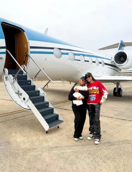 Brunna e Ludmilla voltam ao Brasil com a filha