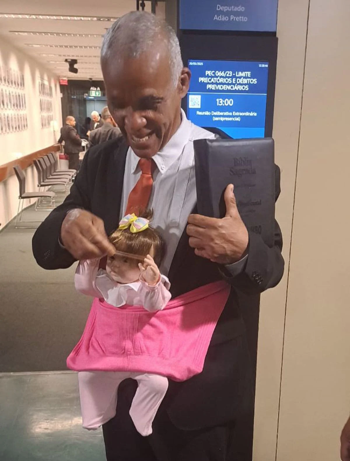 Deputado discursa na Câmara com bebê reborn no colo: “Ela fez ‘pipi’ aqui”
