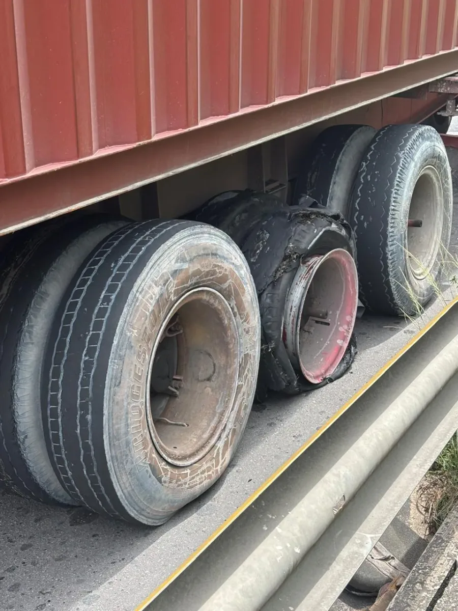 Caminhão trafegando com pneus furados é apreendido durante operação em Manaus