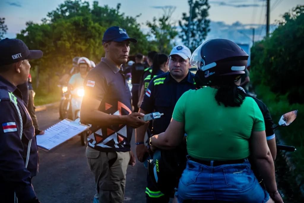 Detran flagra 8 motoristas bêbados durante operação em Parintins