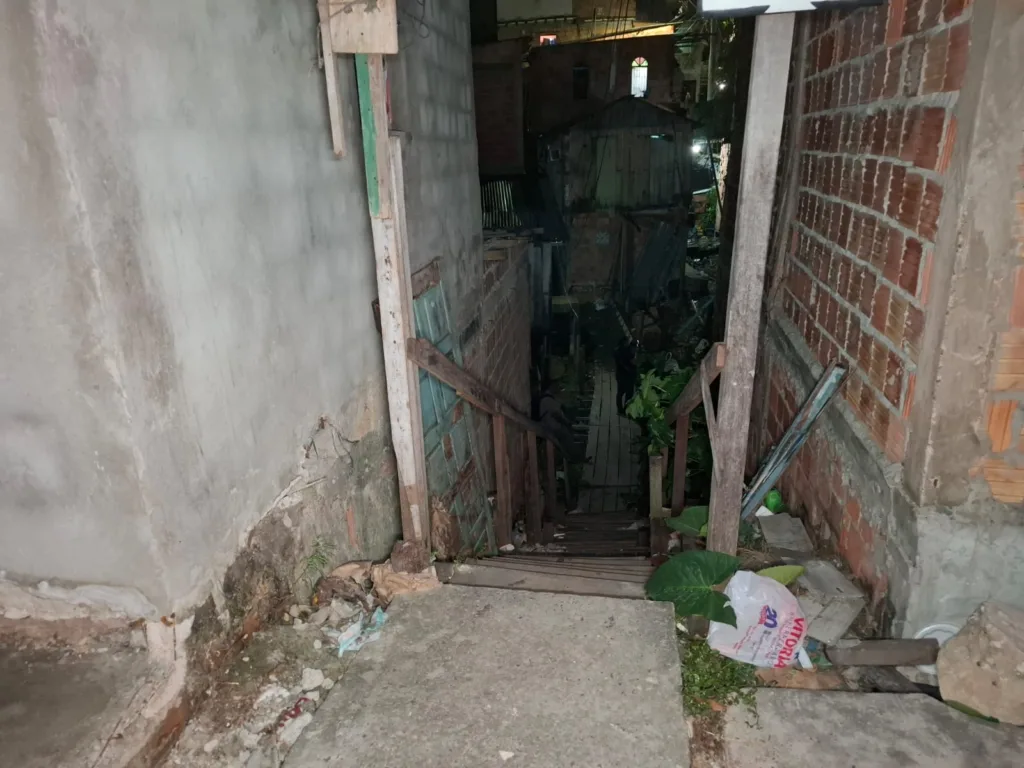 Adolescente de 15 anos foi assassinado no Beco São Francisco, no bairro Compensa. (Foto: Rede Onda Digital/ Elias Fonseca)