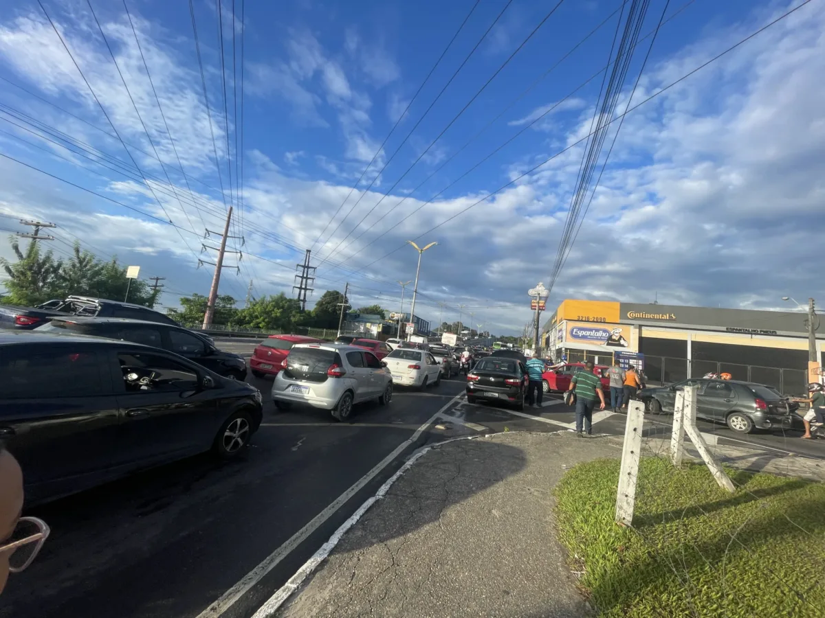 Acidente entre carros deixa trânsito parado em Manaus