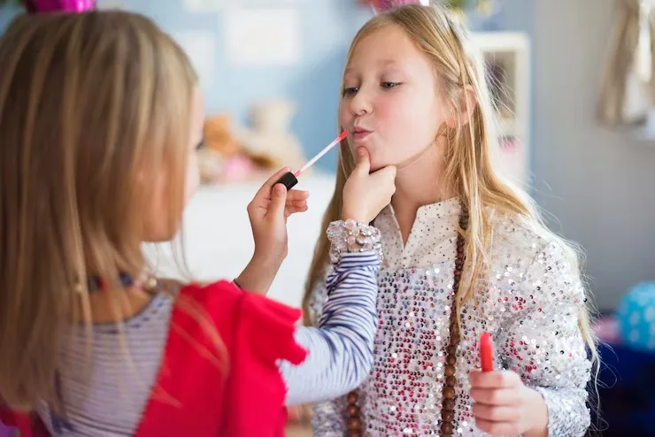 Nova geração troca brinquedos por skincare: 69% das meninas se interessam por cosméticos antes dos 10