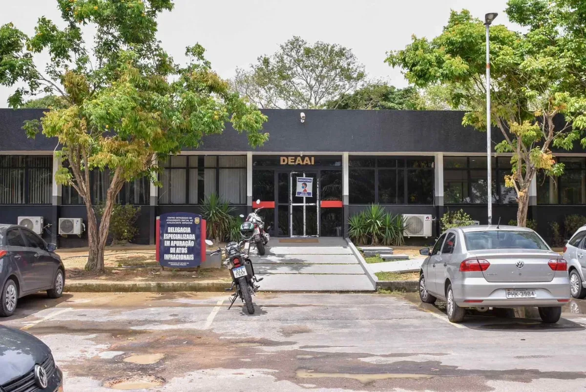 Seis estudantes cantam música de estupro e viram alvos da polícia em Manaus