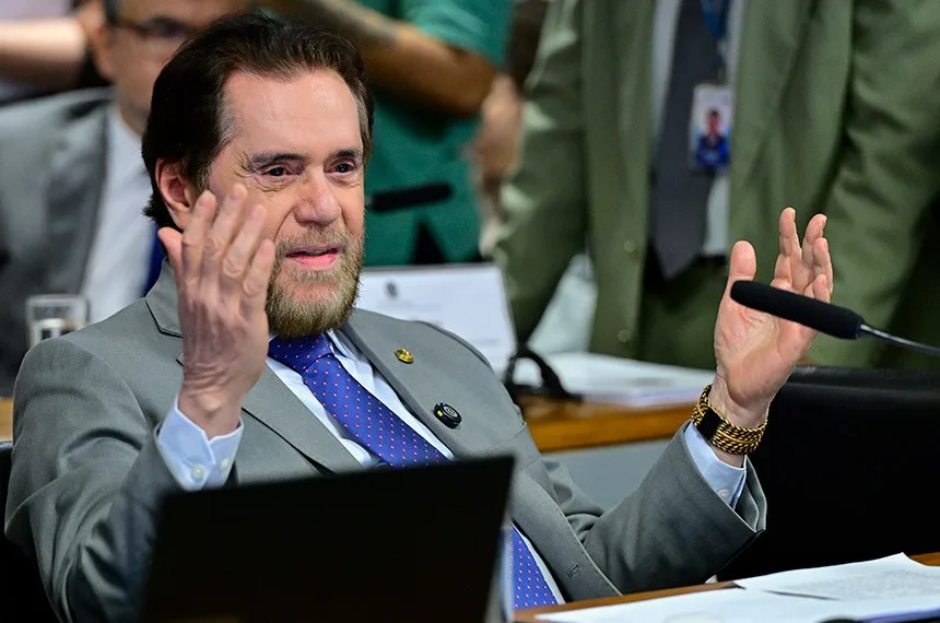 Senador Plínio Valério no Senado