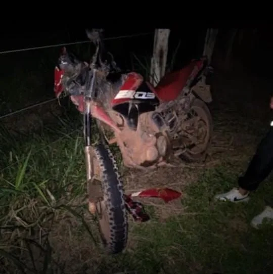 Adolescente de 15 anos fica gravemente ferido após bater moto em búfalo no Amazonas