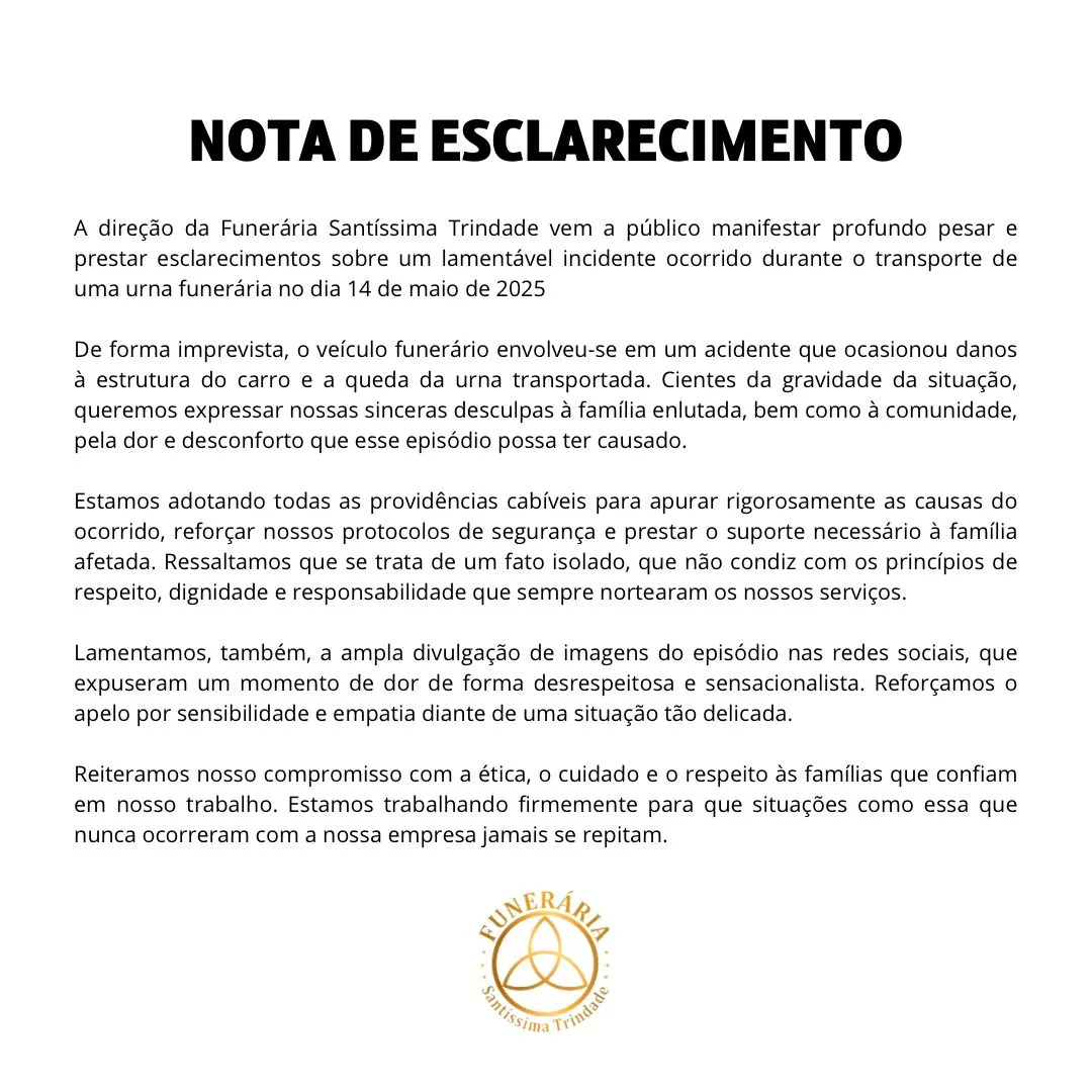 Cena inacreditável: caixão com morto despenca de carro de funerária em Manaus