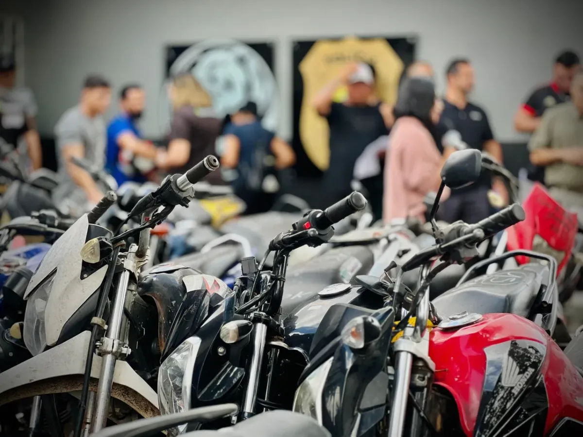Polícia recupera e devolve 60 motos roubadas a donos em Manaus