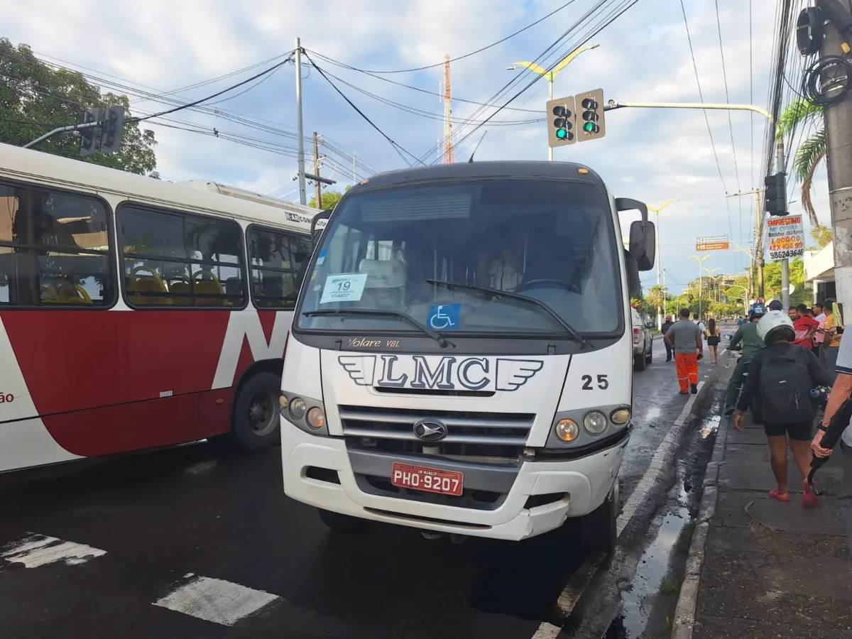 Moradores da zona Leste ficam sem ônibus após acidente 'travar' trânsito em Manaus