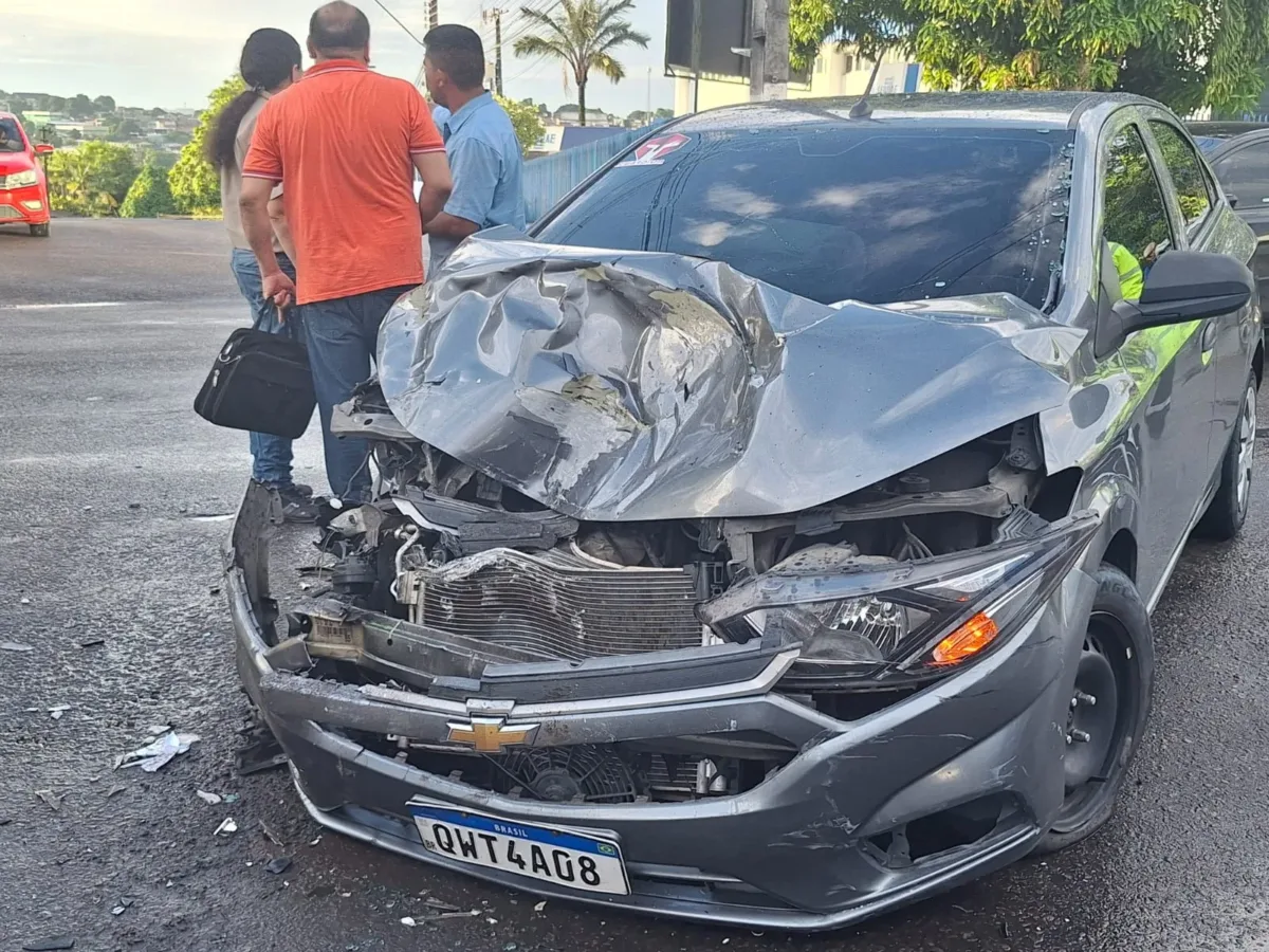 Acidente entre carros deixa trânsito parado em Manaus
