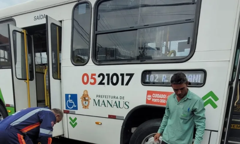 Acidente entre moto e ônibus deixa 2 pessoas feridas em Manaus
