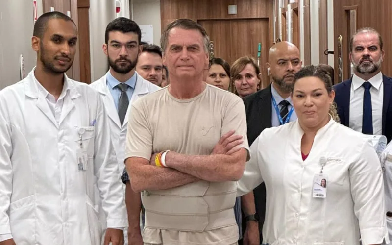 O ex-presidente Jair Bolsonaro (PL) no Hospital DF Star, em Brasília.