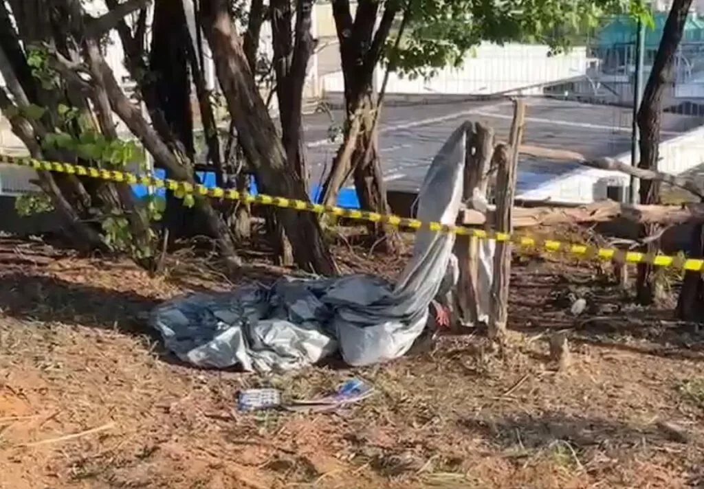 Carreta despenca em telhado da Honda após esmagar corredor em Manaus