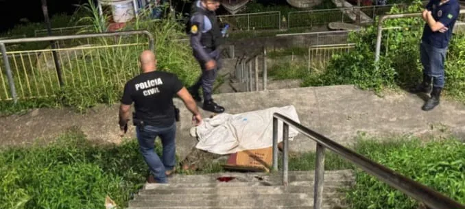 Corpo é encontrado em praça do Educandos, zona sul de Manaus; veja fotos