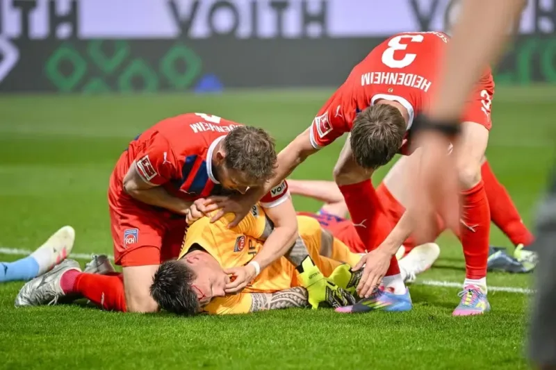 Goleiro do Heidenheim desmaia após choque de cabeça e é substituído