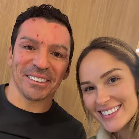 Lúcio, ex-zagueiro da seleção, sorrie em foto no hospital após acidente