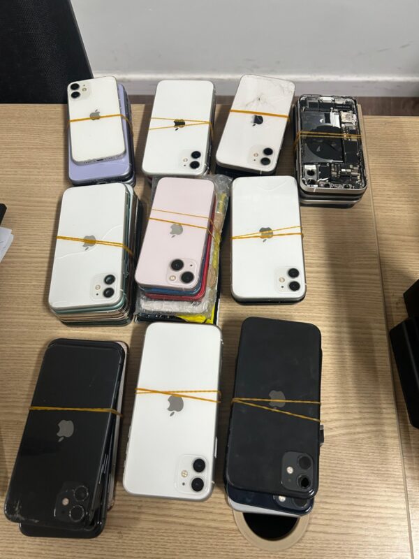 Donos de assistência técnica são presos com 224 celulares roubados em Manaus
