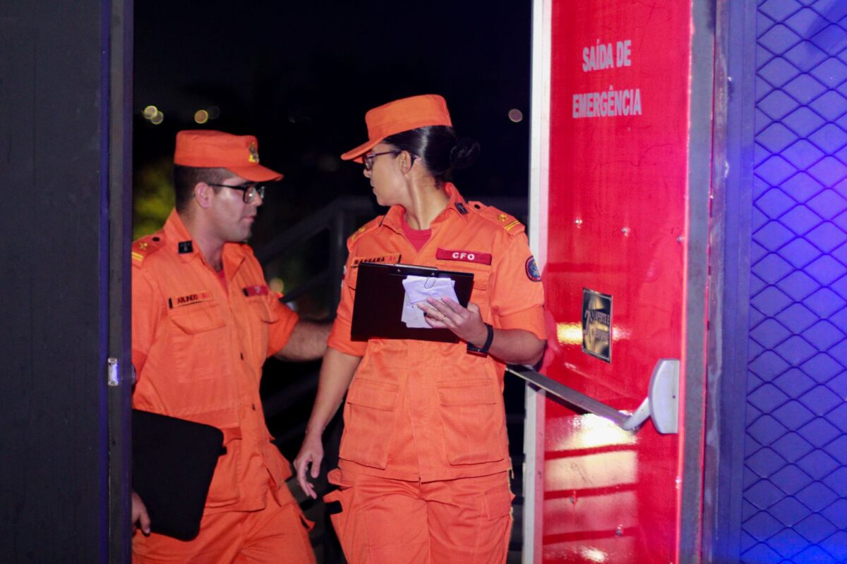Bares e adegas são fiscalizados e autuados por irregularidades em Manaus