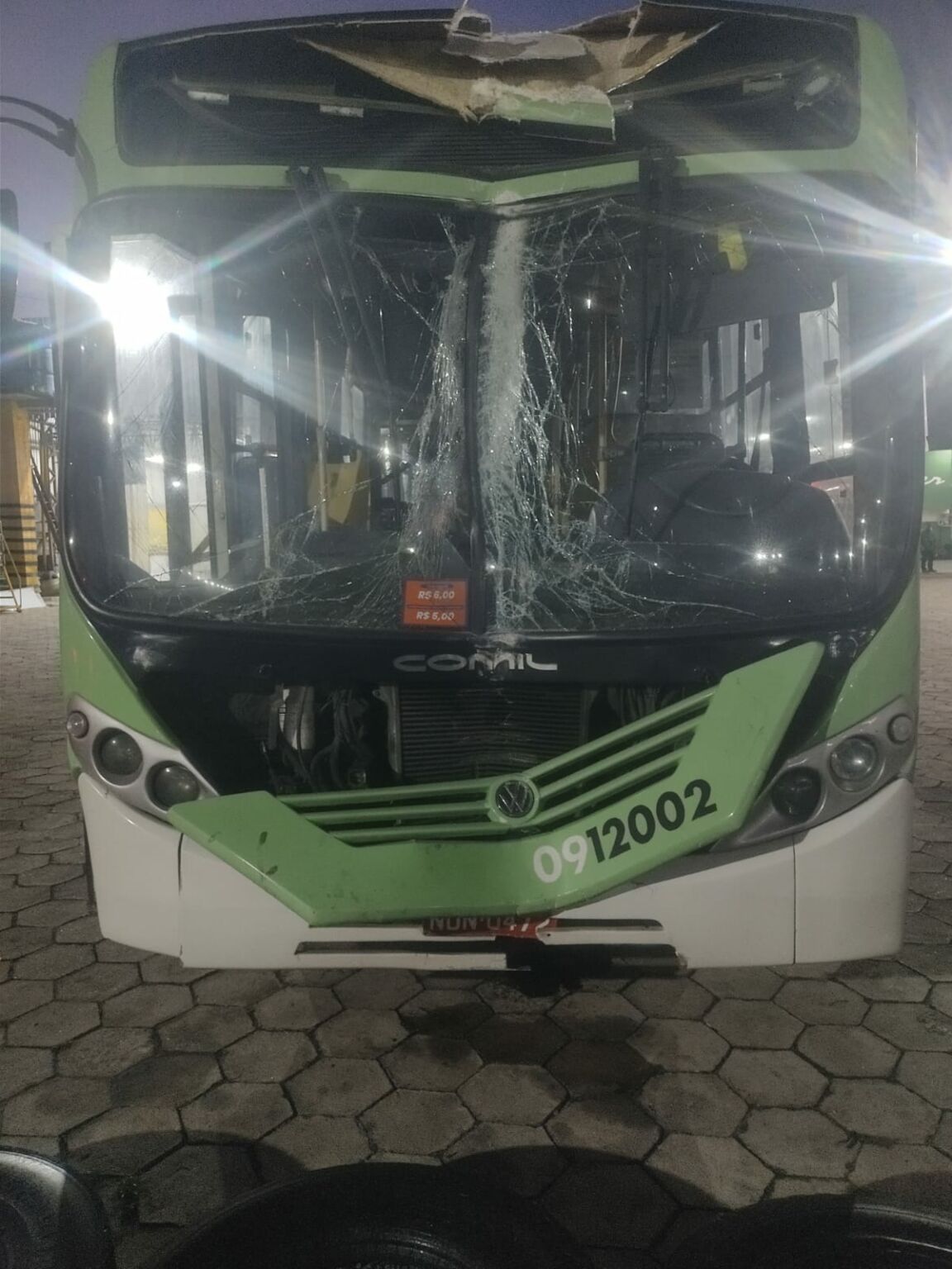 Frende do ônibus ficou destruída