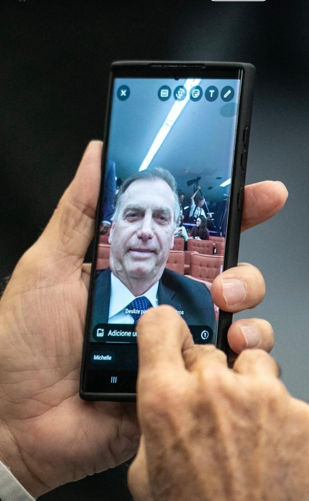 Bolsonaro envia selfie para Michelle durante interrogatório no STF : "Lindo, meu gato"