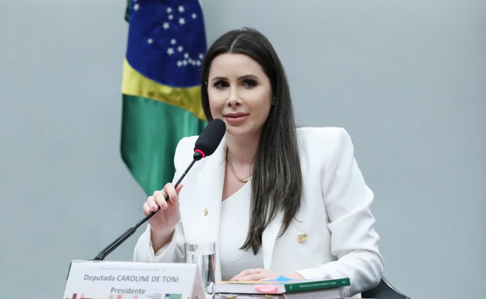 Deputada propõe projeto para que humorista Léo Lins não seja criminalizado - Caroline De Toni