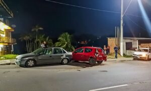 Motorista bêbado é detido após bater em 2 carros estacionados em Manaus