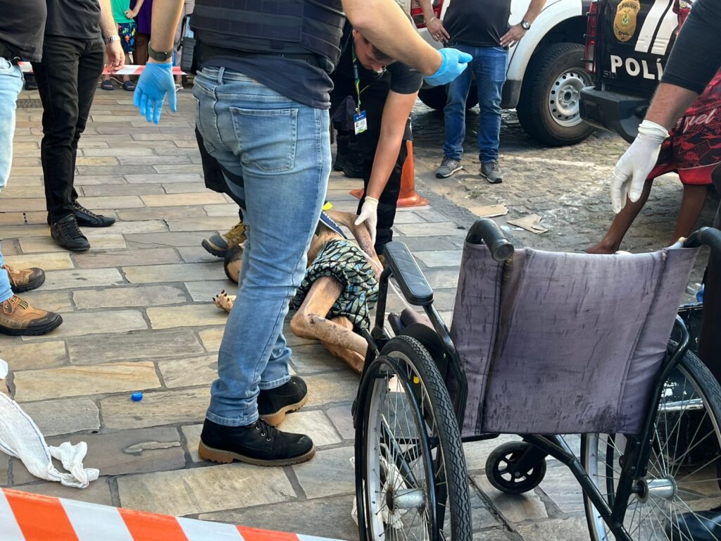 Filho saiu com pai morto em cadeira de rodas para fazer empréstimo em Manaus