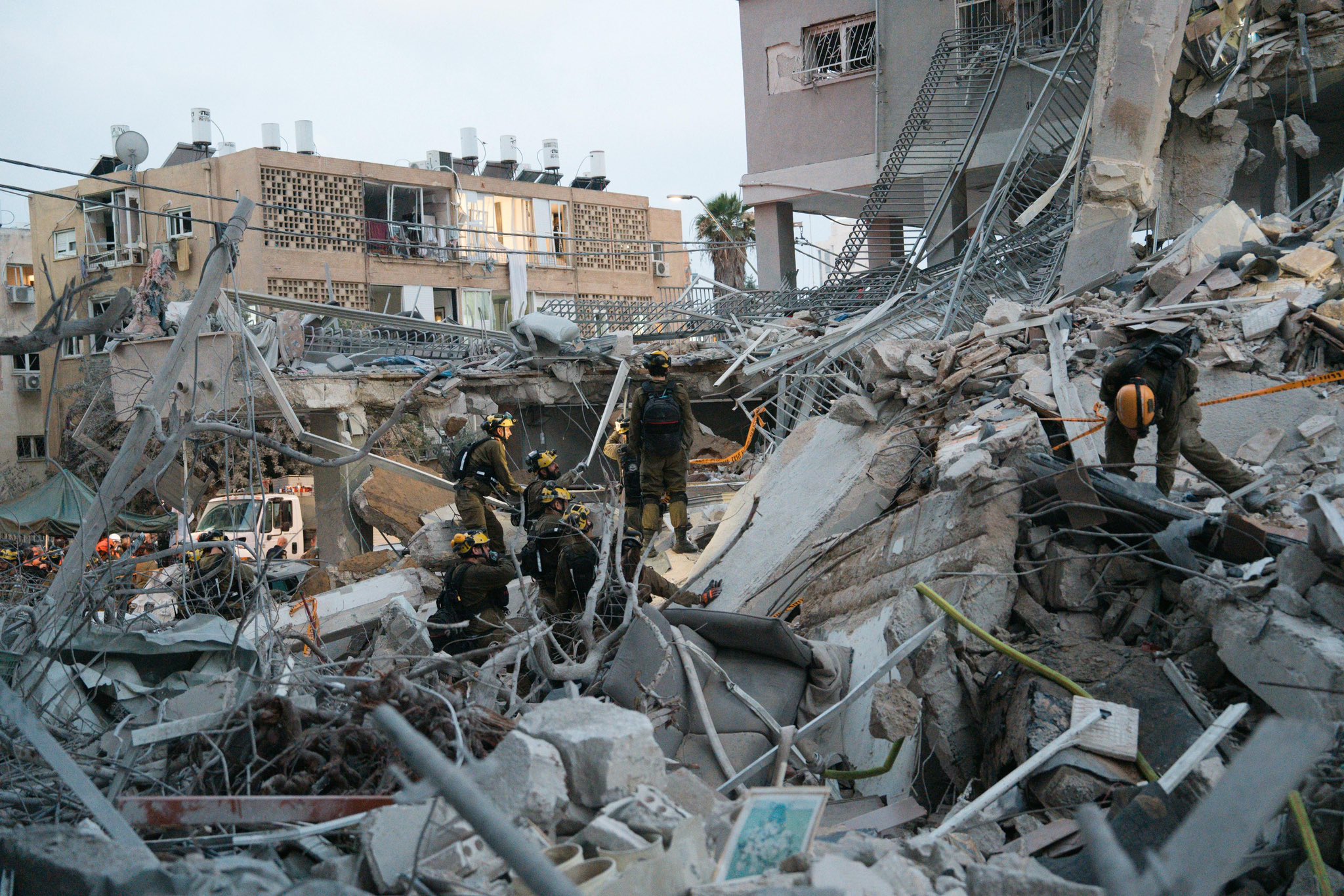 Irã lança ao menos 50 mísseis contra Israel neste domingo (15); explosões são ouvidas em Tel Aviv
