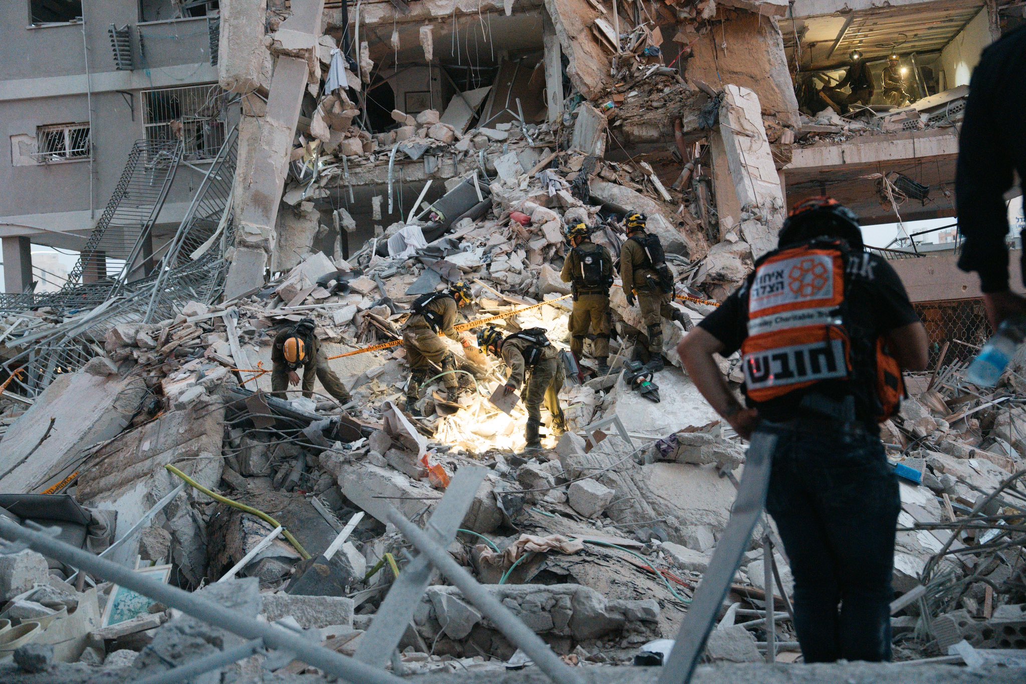 Irã lança ao menos 50 mísseis contra Israel neste domingo (15); explosões são ouvidas em Tel Aviv