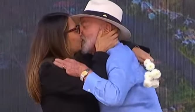 No Dia dos Namorados, Lula dá flor a Janja e brinca: "É singela, estou sem dinheiro"