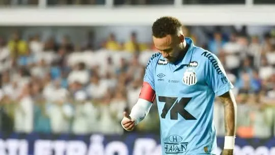 Neymar é expulso de jogo contra o Fortaleza pelo Campeonato Brasileiro, após empurrae bola com a mão