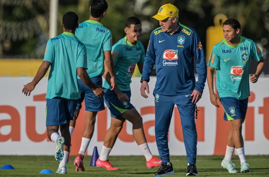 Em segundo treino com a Seleção Brasileira, Ancelotti traz novidades com todo o elenco