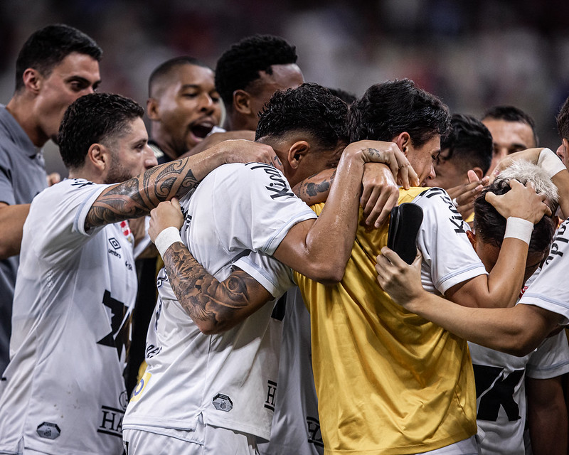 Com gol nos acréscimos, Santos vence e sai do Z-4 no Brasileirão