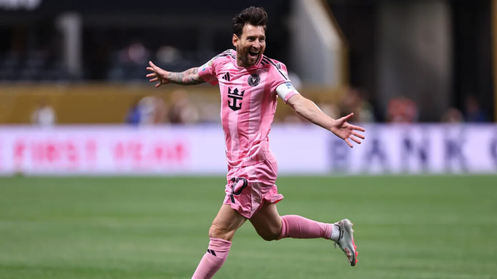 Messi marca golaço de falta em Inter Miami x Porto pelo Mundial de Clubes (Foto: Robbie Jay Barratt - AMA/Getty Images)