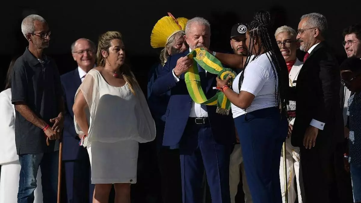 Lula recebe faixa presidencial no Planalto