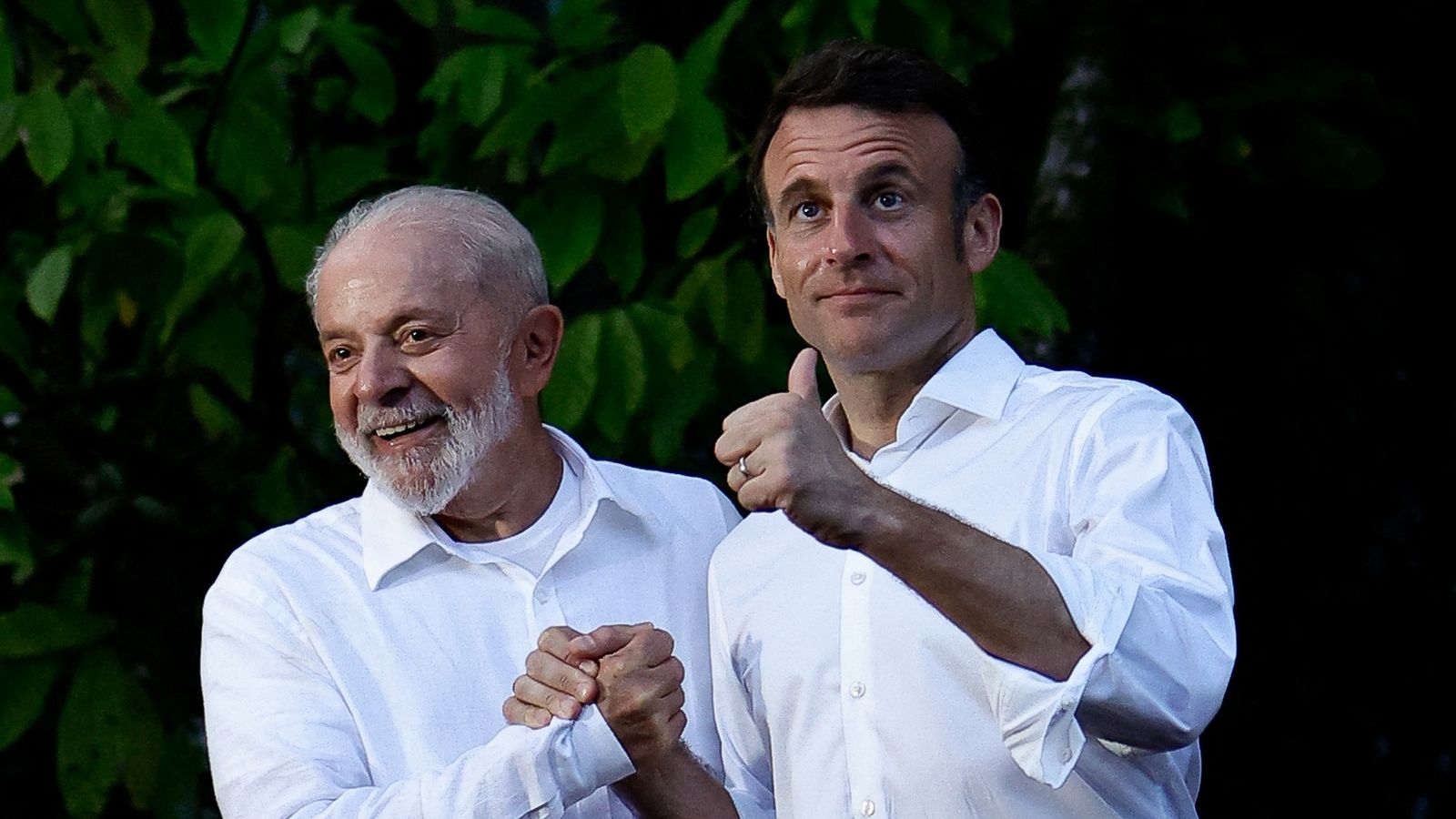 Luiz Inácio Lula da Silva e Emmanuel Macron na Ilha do Combu, no Brasil (Foto: Reuters)