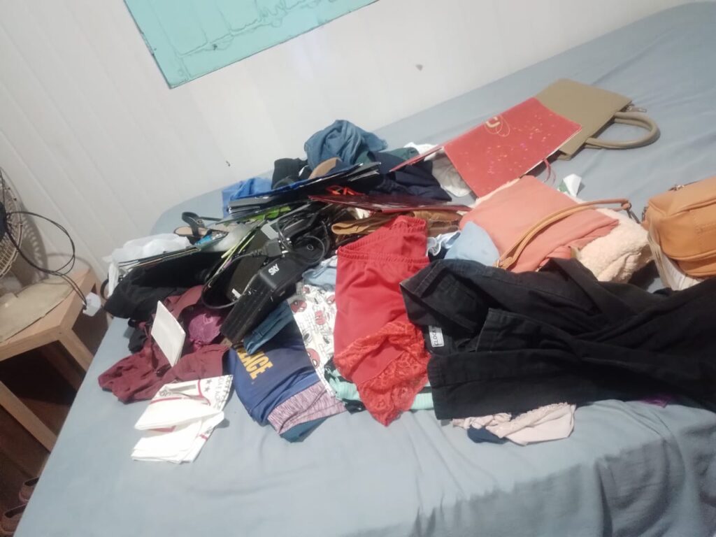 Grávida é presa após entrar por buraco de ar condicionado e furtar objetos de casa no Amazonas