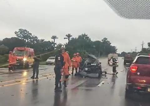 VÍDEO: Populares registram acidente na AM-070 com possível vítima presa entre ferragens, em Manacapuru