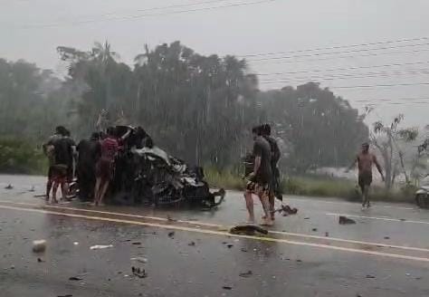 VÍDEO: Populares registram acidente na AM-070 com possível vítima presa entre ferragens, em Manacapuru