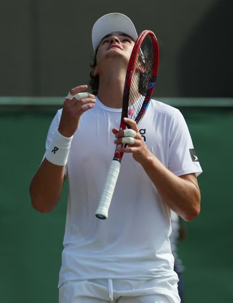 João Fonseca expressa pesar durante a terceira rodada de Wimbledon (Foto: Isabel Infantes/Reuters)